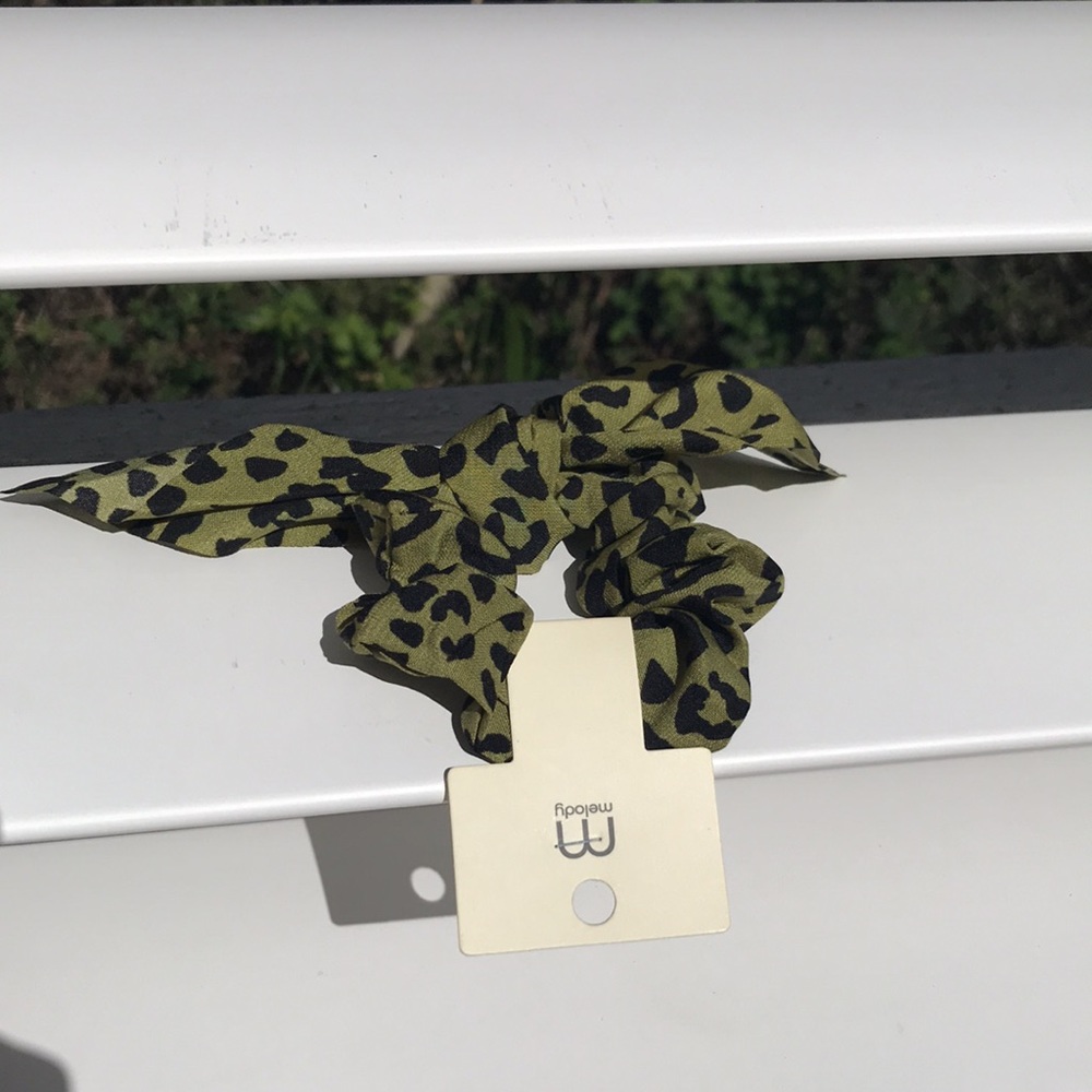 Cheetah print scrunchie Add to your bundle for a Free gift! - Picture 4 of 6